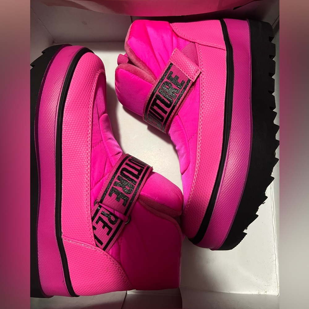 Juicy couture snow boots
Size 6